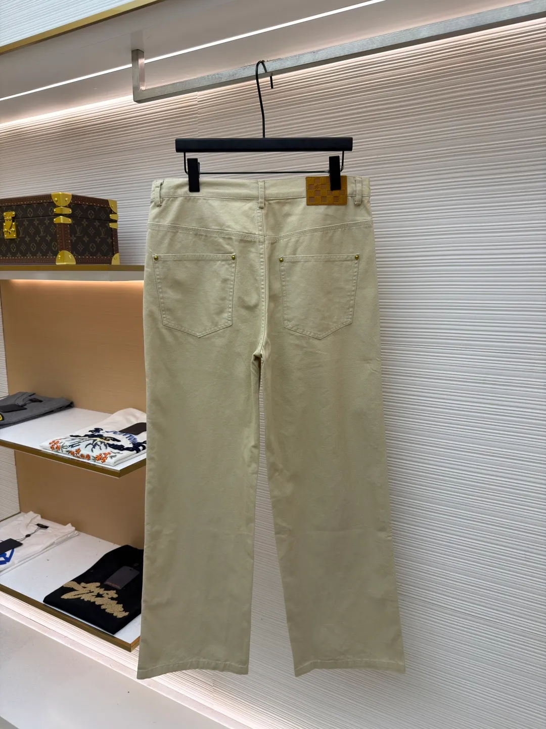 LOUIS VUITTON straight side pocket denim overalls ●Original version: Purchased and developed for 12999 ●Item number: 1681702-B05 ●Material: Pearl spun washed cotton fabric ●Technology: Overlocked production ●Color: Khaki ●Version: Fitted version ●Weight: about 700 grams ●Size: 46-48-50-52 ●Description: These Louis Vuitton straight side pocket overalls use garment washing technology to give the fabric a unique texture and retro charm. Customized leather labels highlight the brand's style and add luxurious details to the overall design. In terms of technology, high-quality cotton blended fabric is used and processed through multiple processes, which not only maintains the stiffness of the fabric, but also improves comfort and breathability. The trousers are carefully tailored, with a classic button design at the waist. The three-dimensional pockets on both sides are combined with a straight fit, which not only retains the practical function of overalls, but also shows a fashionable and casual style. The garment washing process gives the pants a natural distressed effect. Each pair of pants has a slightly different color and texture, giving it a unique personality. The customized leather label is the finishing touch. The exquisite embossing and delicate stitching reflect the brand's ultimate pursuit of details. Hand washing is recommended to maintain the texture and color of the fabric and avoid excessive wear. Due to different measurement methods, the error of 1-3 cm is within the normal range, ensuring comfort and fit. The overall wiring is straight and delicate, the fabric is comfortable and soft, and the color is consistent without color difference. It can be matched with the same style to create a fashionable look and control various occasions. Customized accessories, complete with three standards, same style for men and women!